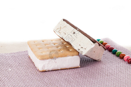 美味的冰淇淋三明治白色背景上的照片图片