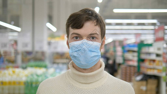一个年轻人戴上医用口罩以防流行病背景图片