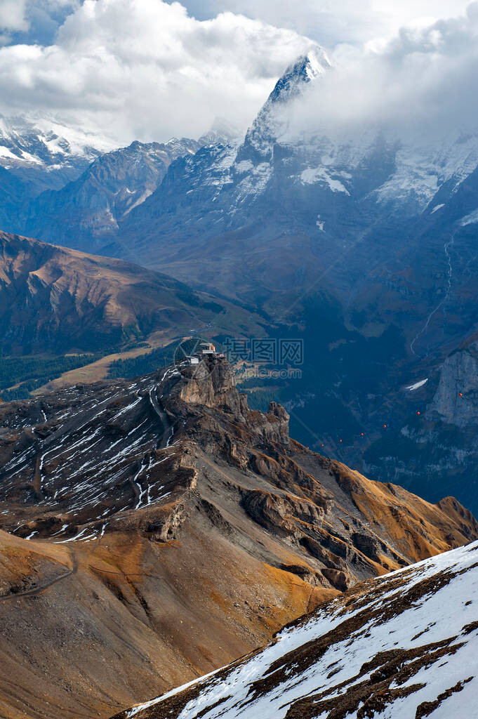 从雪朗峰看瑞士阿尔卑斯山天际线的白雪皑山脉的风景图片