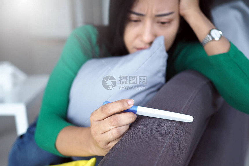 亚洲女有焦虑的面部表情图片