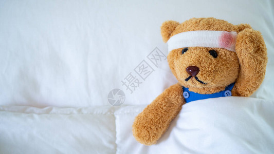 泰迪熊在一次事故中受伤后病倒在床上获得人寿保险和图片