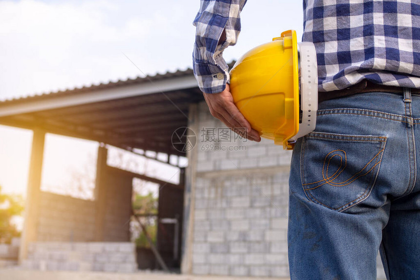 在建筑工地作的工程师或承包商手持安全帽工图片