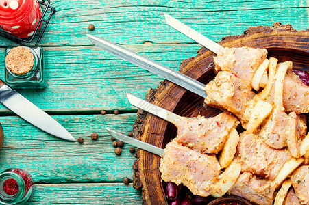 生肉串在烧烤腌料中野餐用的生肉串图片