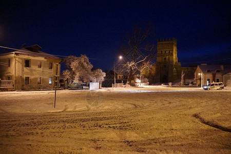 白雪皑的冬季城市在夜晚图片