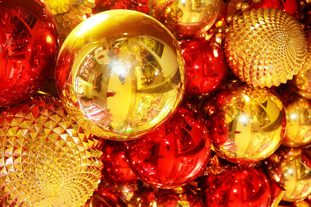 红金和闪亮的圣诞玩具球图片