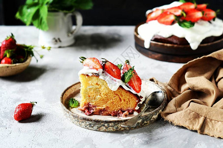 黑色背景盘子上的奶油和草莓蛋糕图片