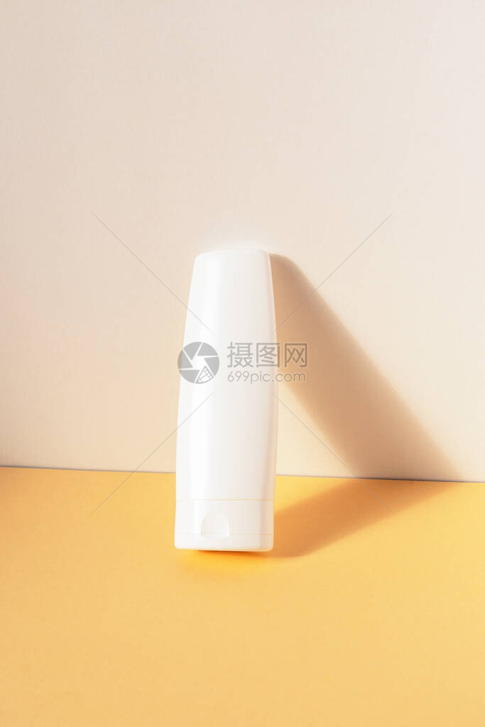 黄色桌子上的装饰白色的没有品牌的塑料瓶自然皮肤保图片