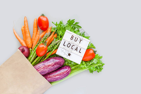 生态工艺纸购物袋中的新鲜有机蔬菜图片