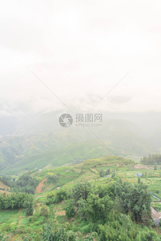 越南北部沙巴的鸟瞰雾山景观背景中郁葱的绿色田野种植园山谷和山层仿阶梯平台图片