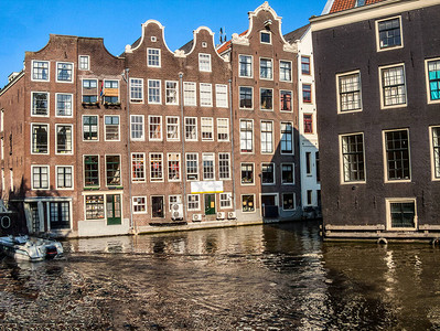 在阿姆斯特丹的水渠里有房子船背景图片