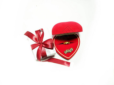 结婚金戒指在情盒和带有红丝图片