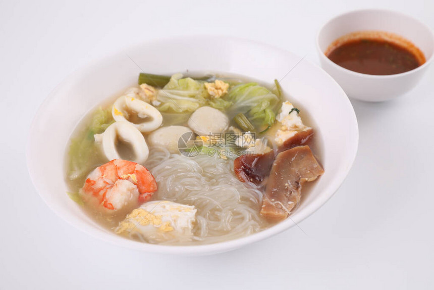 当地食物泰式苏kiyaki汤以白背景图片