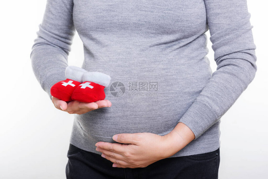 孕妇抱着婴儿的红色袜子图片