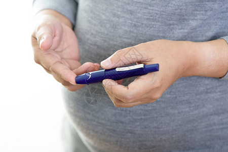 检查血糖水平的孕妇妊娠糖尿病注图片