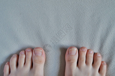 孤立在白色背景上的特写脚趾甲在家做水疗图片