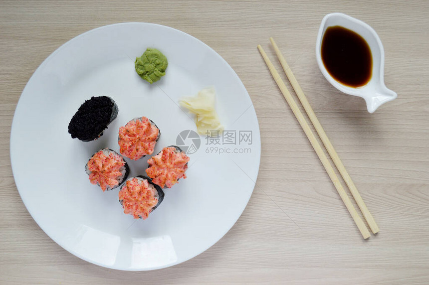 寿司放在白盘子上白盘上的黑鱼子图片