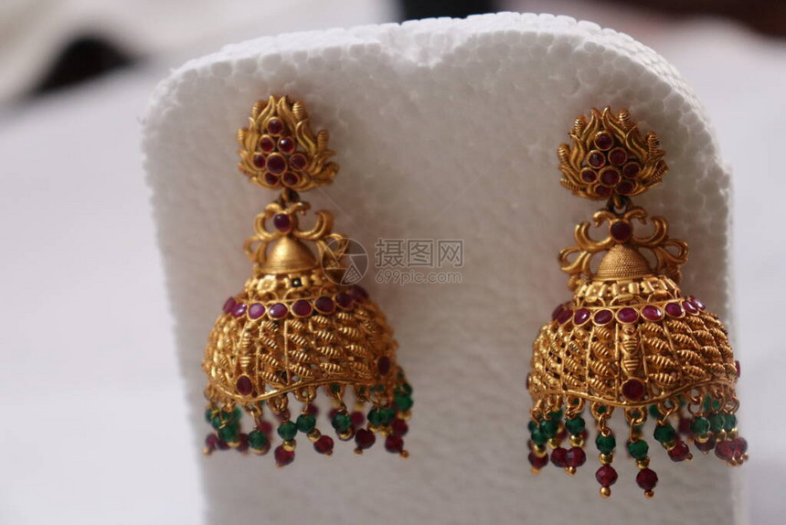 印度传统外观的美丽耳环人造图片
