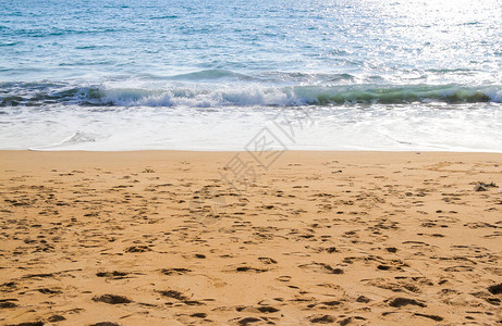 海景观背景与沙滩波浪和天空图片