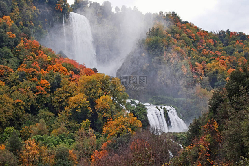 在马莫尔瀑布的秋叶图片