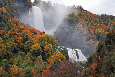 在马莫尔瀑布的秋叶图片