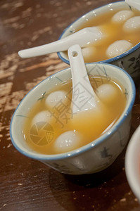 许多碗著名的冷热甜点汤和她的朋友在香港餐厅咖啡厅的圆桌旁热汤里有图片