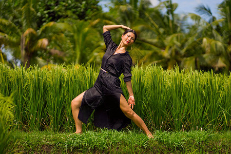 户外瑜伽和稻田冥想图片