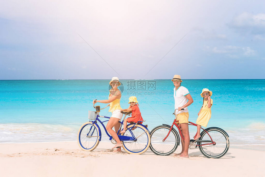 在热带海滩骑自行图片