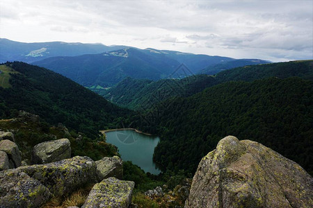 在法国Vosges的山丘风景中图片