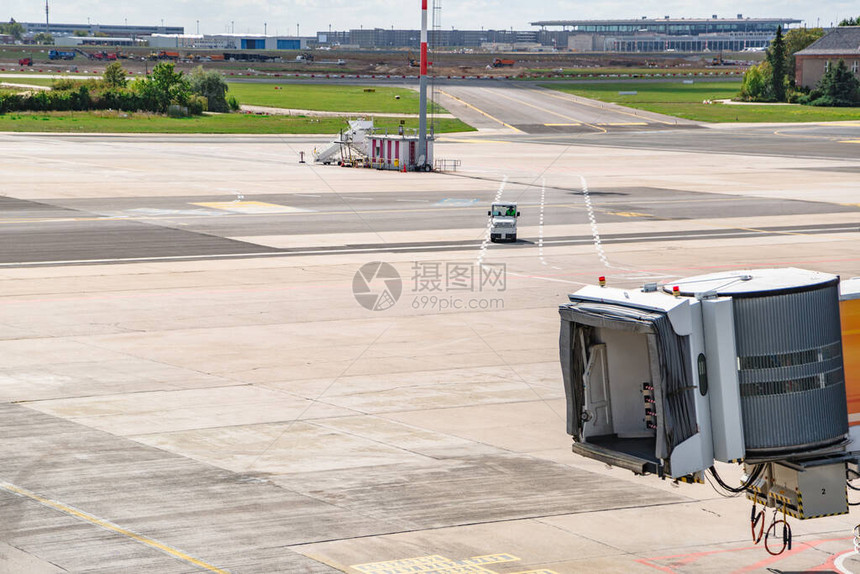 空跑道上的飞机上登机乘客的轮渡过时图片