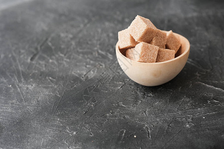 木碗中的甘蔗糖立方体图片