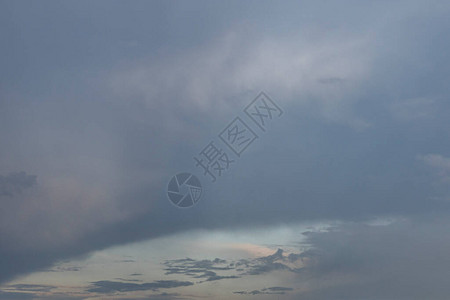 天空中大雨云美丽的背景和纹理图片