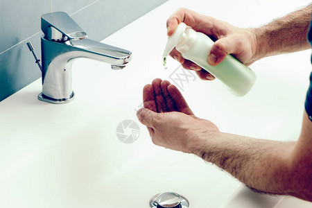 男人在浴室洗手推分配器清洁操作图片
