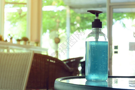 塑料泵瓶中的蓝色酒精凝胶图片