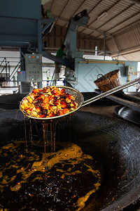 当地一家工厂为棕榈油生产沸腾的油棕榈果图片