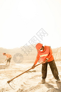 零度下沸腾矿工在尘土飞扬和烘烤炎热采矿和夏日烈的背景下使用采矿工具努力工作的概念背景