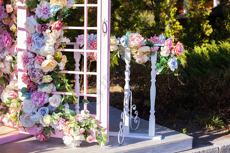 供夏季花园的户外婚礼使用凉亭装饰着五颜六色的花朵拱波西米亚风格是木制图片