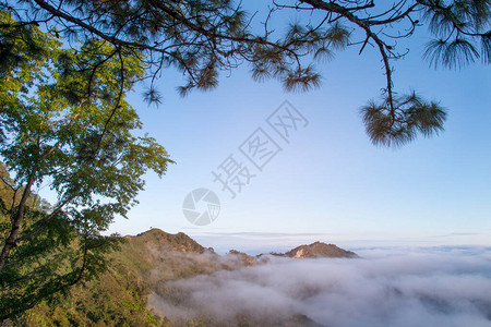 山雾天空云彩风景在早晨在泰国图片