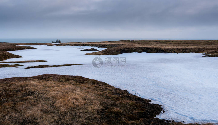 冰岛Arnarstapi附近的Snaefellsnes半岛冰冻湖泊图片
