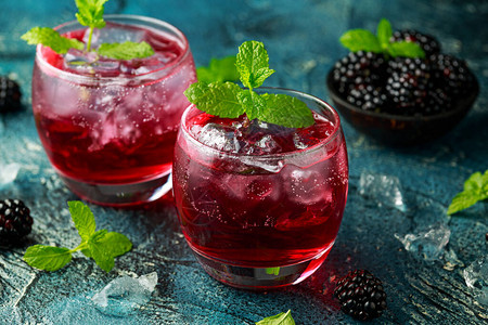 黑莓鸡尾酒加冰和薄荷图片