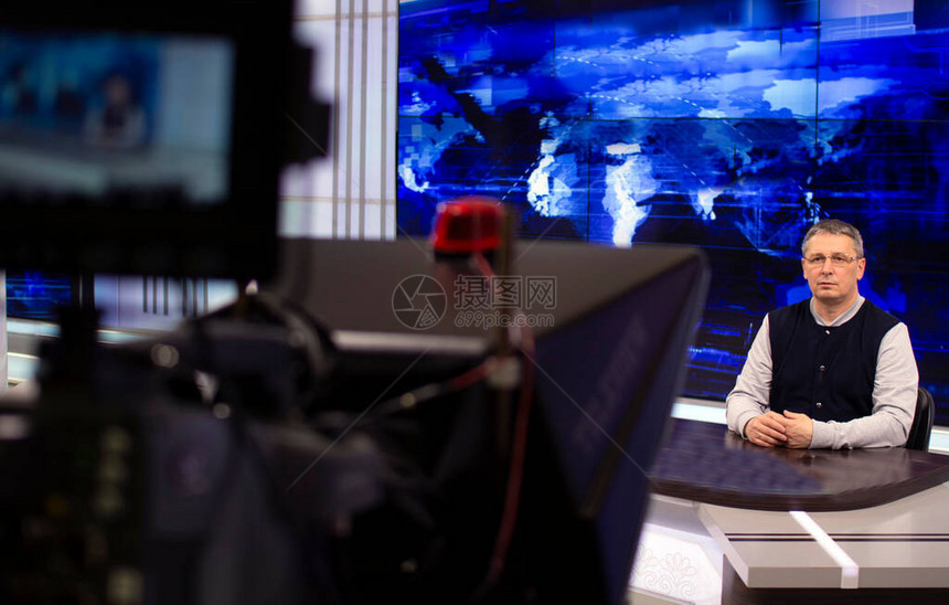 广播工作室的男新闻主播在电视演播室的Teleprompter摄像图片