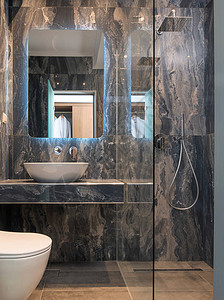 当代灰色大理石浴室前面有船碗槽镜子背光玻璃淋浴室图片