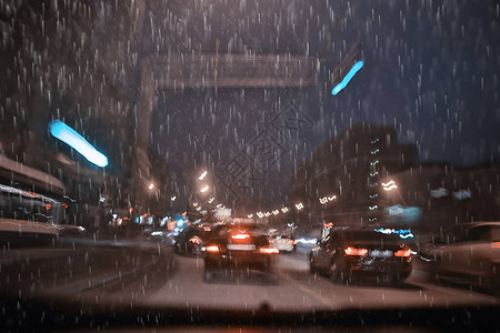 雨城市交通汽车城市夜景城市灯光交通流图片