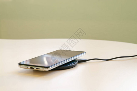 感应充电器上的智能手机无线充电无线充电图片