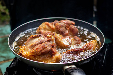 近距离拍摄的煎锅里生猪肉烹饪有热油图片