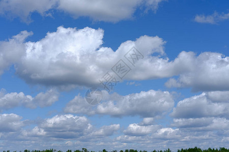 蓝色天空上飘浮的乌云夏季天气地平线上的森林图片