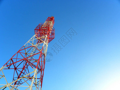 电信网络的红色和白色电信塔和卫星图片