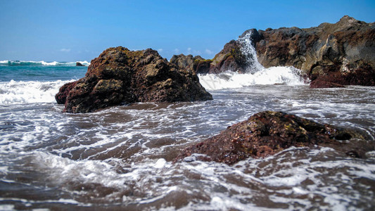 海岸浪中悬崖和岩石的美图片