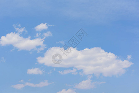 蓝天下午有云夏季自然背景图片