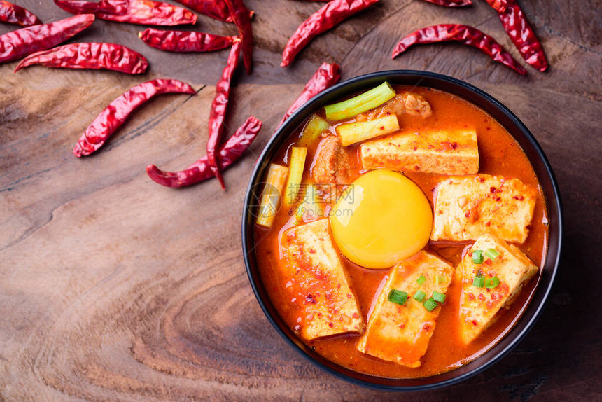 含豆腐和鸡蛋的Kimchi汤图片