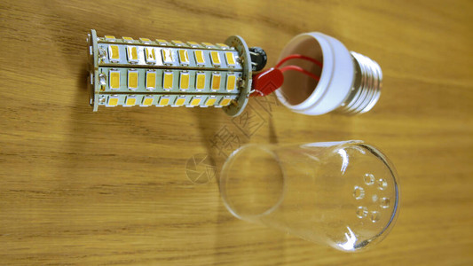 用塑料保护玻璃拆解的LED灯图片